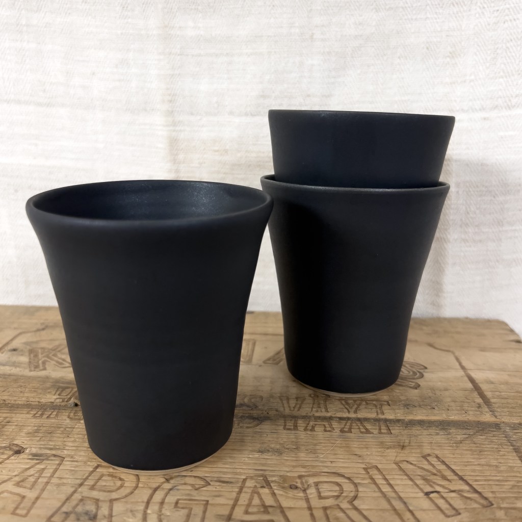 Här glaserar jag mina matta svarta&nbsp;muggar